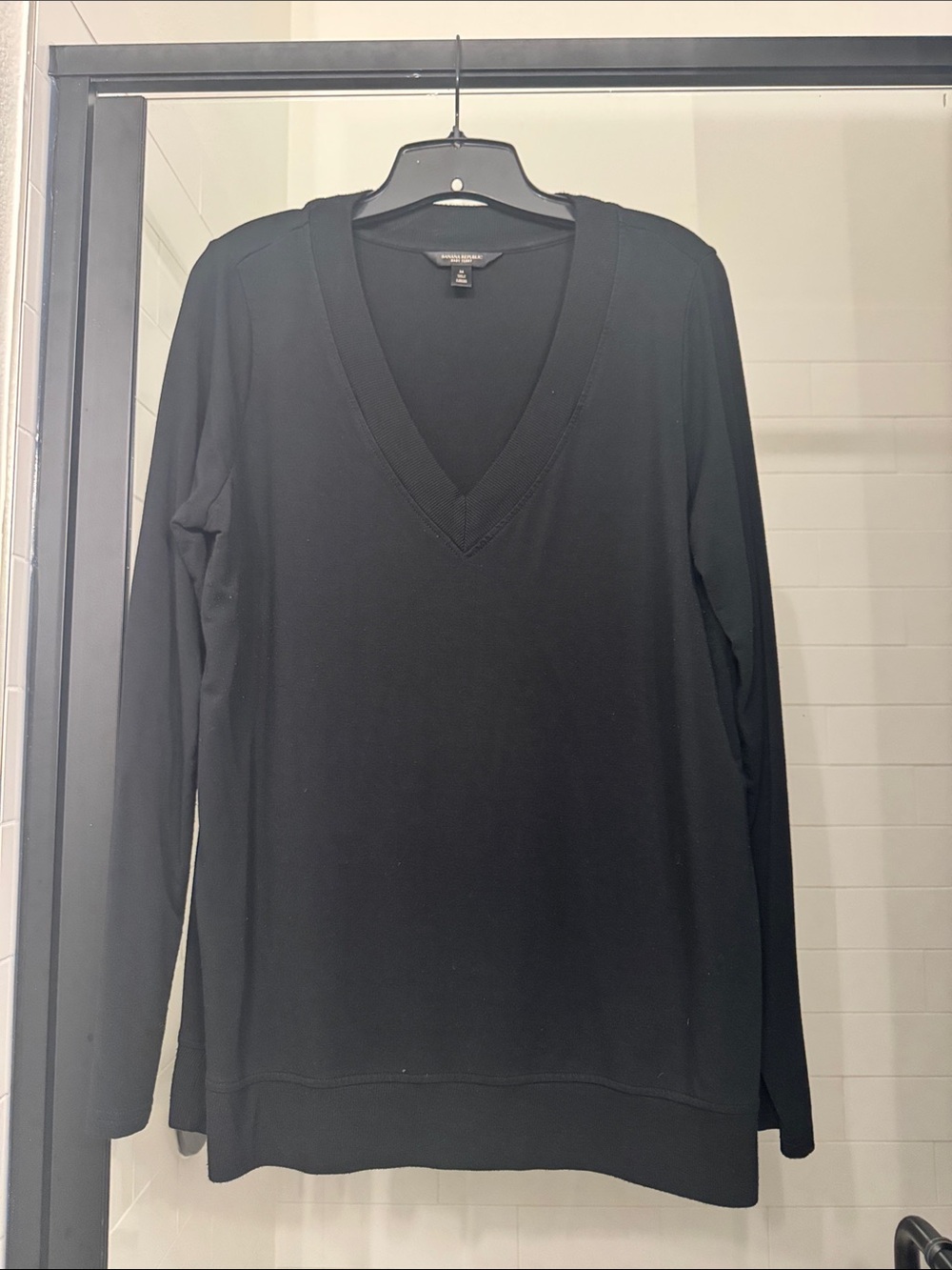 Banana Republic Women’s Black V-Neck Pullover